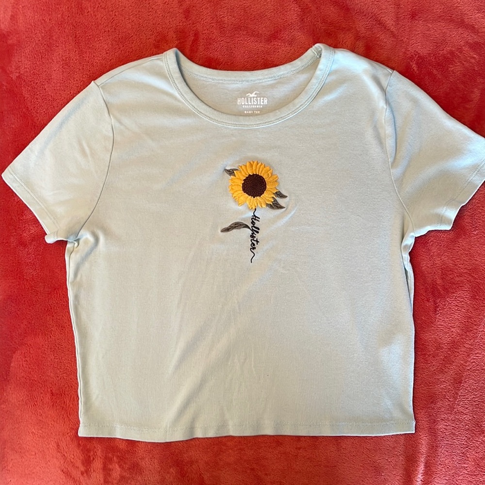 Hollister Baby Tee Light Green Sunflower Short Sleeve T-Shirt Size Medium